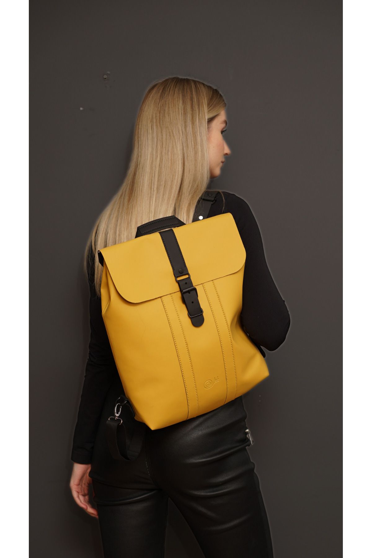 Gelber Rucksack Hyäne