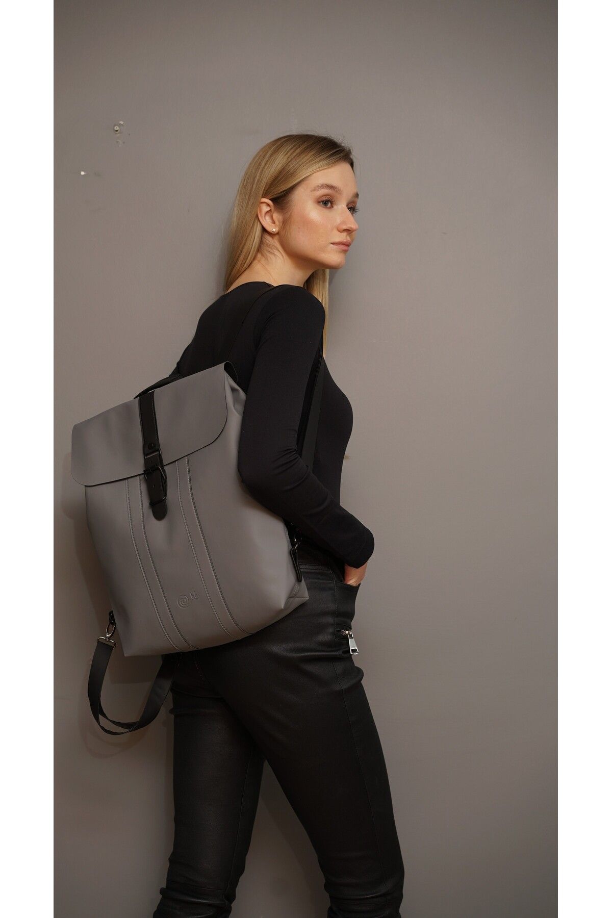 Grauer Rucksack Hyäne