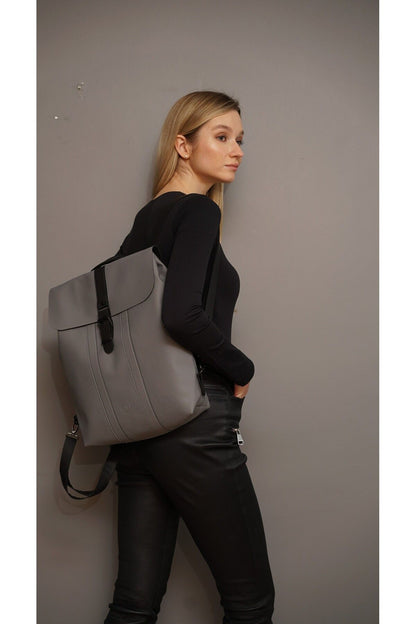 Grauer Rucksack Hyäne