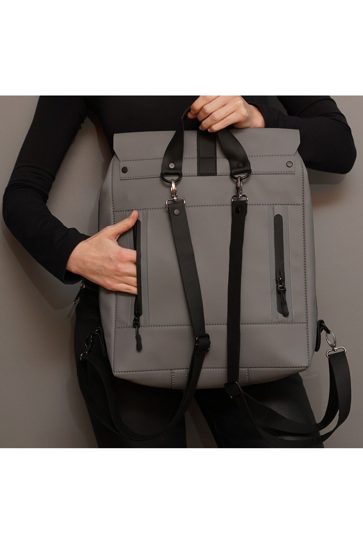 Grauer Rucksack Hyäne